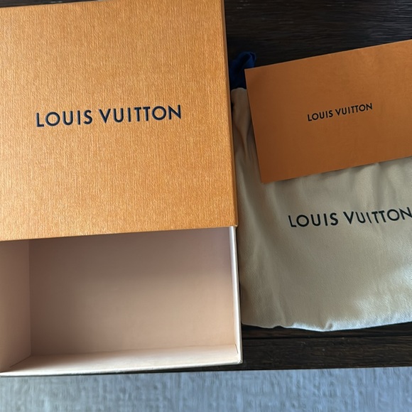 Like New Louis Vuitton Spray LV 40MM Reversible Belt Silver Buckle - Picture 6 of 6